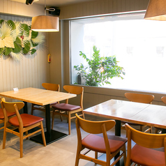 大切な方との語らいにぴったりなテーブル席。気取らずにゆったりと過ごせるアットホームな空間で、和やかな時間をお過ごしいただけます。お料理やワインをシェアしながら、日頃の疲れを癒やすような心安らぐディナータイムをどうぞ。お洒落でありながら肩肘張らない店内で、デートや女子会、様々なシーンでご利用ください★