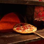 【Recipe3】本場ナポリの窯職人が造った窯を使い、約450度で一気に焼き上げる。薪によって程よい香りが付く。