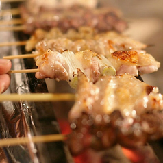 炭火で香ばしく焼き上げる焼き鳥・焼きとんの写真