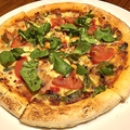 料理メニュー写真 ベーコンとカラフル野菜のピザ