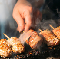 備長炭で焼き上げる本格派！香ばしさ香る炭火焼き鳥♪