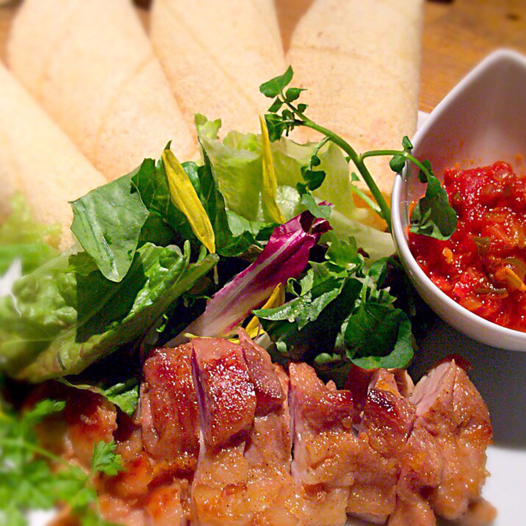 料理にこだわり！お酒にもぴったりな鉄板創作料理が楽しめる★写真はタコスチキンロールサラダ。