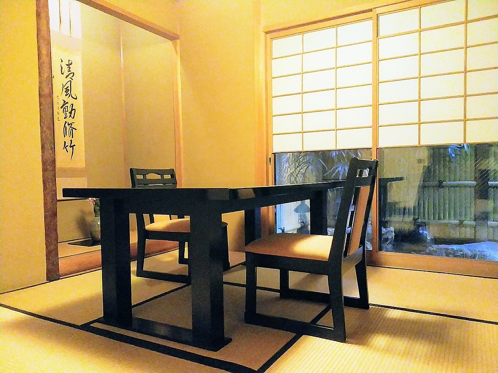 茶室風のお部屋にテーブル席椅子椅子席