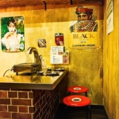 店内のポスターや装飾はすべて本場韓国から直輸入！細部までこだわった空間で、まるで韓国にいるような雰囲気をお楽しみいただけます。