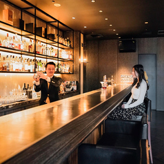 豊富なお酒をじっくりと楽しめるバーカウンター席をご用意しております。