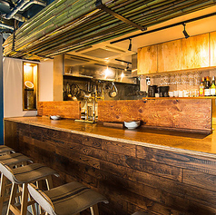 【時にはしっぽりと】話がしたい方にぴったり◎目の前で繰り広げられる料理のライブ感を楽しみながら、落ち着いた雰囲気の中で大切な人との会話をじっくりお楽しみいただけます。