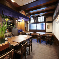 【10名様までのグループに】5名様テーブルが2席あるので、10名様などでお越しの場合もご利用いただけます。ご家族などのお祝い事や記念日などにも最適です。