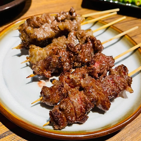 炭火の達人が、1本1本丁寧に 美味しく焼く『炭火串焼肉』と『釜めし』の お店です☆