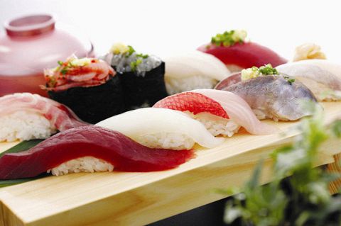 直接セリ落とした新鮮ネタが、目の前に!!毎週土曜日は「マグロ解体ショー」開催★