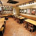 最大57名様の収容が可能です。ご要望の人数に合わせてお席を組み替えてお客様をお迎えいたします。