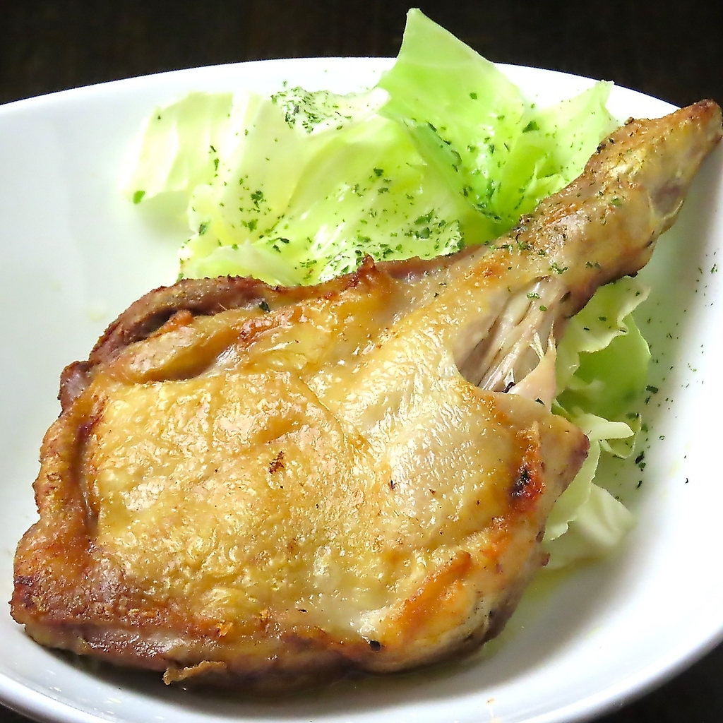 骨付き鶏スパイシーグリルは親鶏とひな鶏の2種ご用意しいてます。両方ペロッと食べれちゃう美味しさ