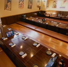 50名まで収容可能な広々座敷の宴会場！！サークルの打ち上げや会社宴会にオススメです。他にも周りを気にせずに楽しめる半個室やテーブル席、カウンター等、様々なシーンでご利用いただけるお席をご用意しております。