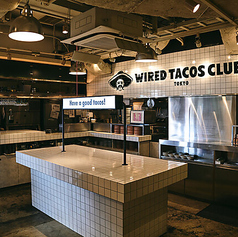 カジュアルな立ち飲みスタイルも人気です。ご友人や恋人とお隣同士も◎