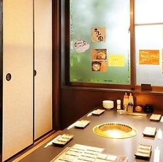 【座敷個室:6名様×2卓】ふすまで仕切られたプライベート感あふれる上質空間。ふすまでしっかりと仕切られた完全個室は、大切な記念日・誕生日などのお祝いの席や、お子様連れにも最適なプライベート空間。6名様用のテーブルが2卓並んだお部屋は、仕切りを外して席を繋げることで一体感ある個室としてご利用いただけます。