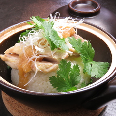 余計な調味料を使わず、自家製鶏ガラスープだけで炊き上げる、旨味たっぷりの『土鍋カオマンガイ』の写真