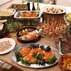 ビュッフェ形式のお料理とお飲み物が付いたプラン！