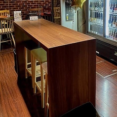 カウンター型の長いテーブルは並列で3名、対面で4名様でお使いいただけます。サクッと飲みたい時にも使えます。