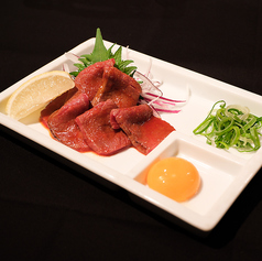 モモ肉の炙りユッケ