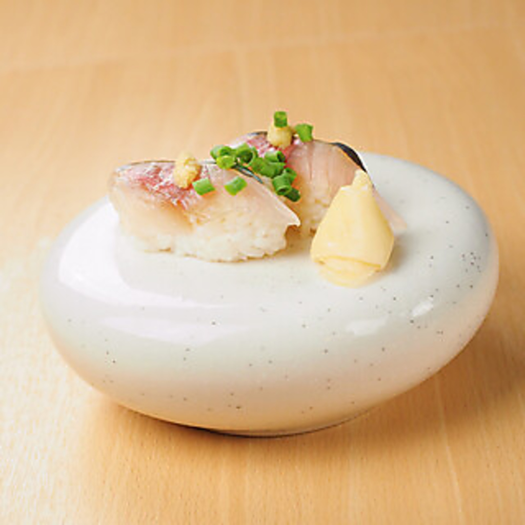 旬の魚を使った刺身盛り合わせは、見た目にも美しく、味わい深い一品です。ご来店お待ちしております