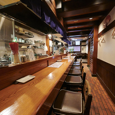 【さらりと入れるカウンター】20席のカウンター席は、お一人様や少人数でのデート、宴会の二次会にも最適。駅から徒歩2分の立地なので、気軽にお立ち寄りいただけます。