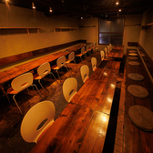 最大40名様までご利用いただける店内は広々ご利用いただけるテーブル席・ライブ感抜群なカウンター席・接待やデート・会社の飲み会などに最適なプライベートな空間でお食事をお愉しみいただける完全個室のお席と色々なご利用シーンに合わせてお選びいただけるよう各種お席をご用意させていただいております。