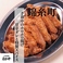 じっくり時間をかけて火を通すことで、ジューシーな旨味を閉じ込めつつ骨からお肉が簡単に解ける「ホロホロ食感」に仕上げました。香ばしい衣のサクサク感と、口の中でほどけるお肉の対比がたまらない、お酒のお供に最高の一品です！