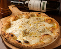 料理メニュー写真 クワトロフォルマッジ（4種チーズのピザ）