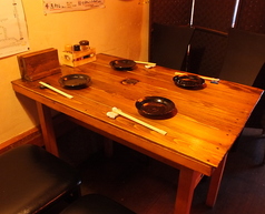 昭和レトロな空気感が漂う店内。1Fテーブル席は3～4名様でのお食事や飲み会に最適です。ご注文はお近くのスタッフまでお気軽に！
