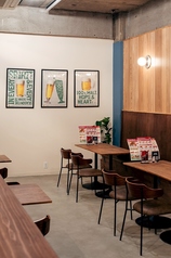 4名様用テーブルも完備。お仲間やご友人・同僚たちとワイワイ宴会が可能なテーブル席です！