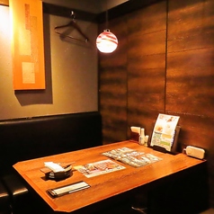 落ち着いた雰囲気のテーブル席は、デートやお友達との語らいにもおすすめ。宴会コースや美味しい逸品料理、種類豊富なドリンクをご用意してお待ちしております。