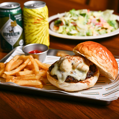 全てのハンバーガーにタルタルサウザンソースが入っています