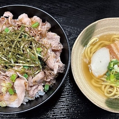 【あぐー塩豚丼定食】沖縄が誇るブランド豚”あぐー”。一杯の丼の中に旨味が凝縮されています。