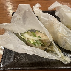 肉汁溢れる名物ペーパーチキン！本格シンガポール料理を堪能の写真