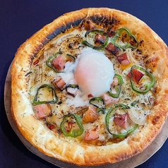半熟卵のキーマカレーピッツァ