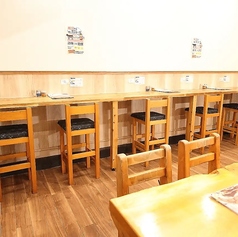 1名様～5名様までご利用いただけるアットホームな雰囲気。カウンター席が備えられており、リラックスした時間を過ごせます。自然光が差し込む明るいインテリアは、木の温もりを感じさせ、訪れる人々に安心感を与えます。お友達や家族とともに、心温まるひとときを過ごしてみてはいかがでしょうか♪