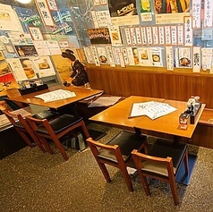 【テーブル席8名】少人数のご宴会にも対応可能なテーブル席で素敵なお時間をお過ごしいただけます☆昭和歌謡曲が流れるレトロ雰囲気で懐かしい話にも花が咲くことも♪コース料理4400円(税込)も好評ですので、ぜひご利用ください☆