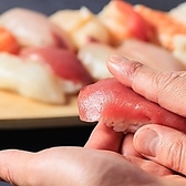 目の前で職人が握る本格寿司を心ゆくまで!生産者直営の鮮度抜群のネタが食べ放題です。お一人様やデートに最適なカウンター席で、贅沢な時間をお過ごしください。