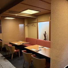 テーブル席は、お席の両サイドにロールカーテンを敷くことができますので、プライベート感のある空間が確保されております。ごゆっくりとおくつろぎください♪