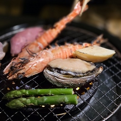 新鮮なクルマエビとアワビの逸品の写真