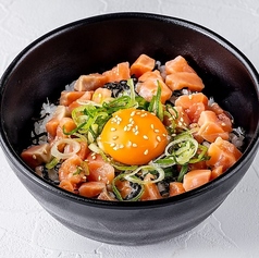 ぶつ切りサーモン醤油漬丼