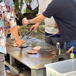 浜名湖の潮風が感じられる開放的なテーブル席で、みんなでBBQを楽しもう！