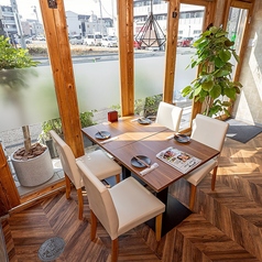 自然光がたっぷり差し込む開放的な空間で、ゆったりとした時間を過ごしませんか？木目調の床と白を基調としたインテリアが女子会やランチ、カフェタイムにぴったりの落ち着いた空間で、心も体もリフレッシュすること間違いなし。当店おすすめのお料理をお召し上がりながら心行くまでお過ごしください。