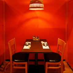 少人数からご利用可能のお席をご用意しております。程よくプライベート感のあるお席なので、会社の宴会やデート、誕生日などにぴったりです！