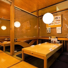 掘りごたつ席（～6名様）。少人数での宴会におすすめの半個室。隣のお席との間に仕切りを設けております。セミプライベート空間で、ゆったりとお楽しみください。
