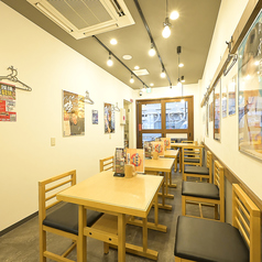 【１F】4名様まで対応可能なテーブル席は、仕事帰りの飲み会や日常の食事利用に大変便利です。広めの天板を採用しているため、たくさんの料理を並べてもゆったりとお食事が楽しめます。白壁に囲まれた明るい内装は清潔感に溢れ、賑やかな京橋の夜を感じながらもリラックスして過ごせる空間づくりを徹底しております◎