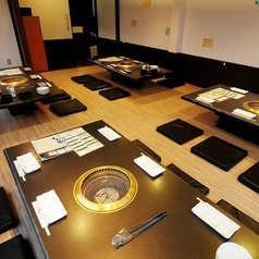 【店舗貸切:最大112名様】会社全体の打ち上げや同窓会に最適な大広間。大人数でのお集まりも当店におまかせください!お店を丸ごと貸し切って、最大112名様までのご案内が可能です。専用駐車場も完備しておりますので、遠方からお越しの方がいる宴会でも安心◎全員の顔が見渡せる一体感のある宴会が可能です。