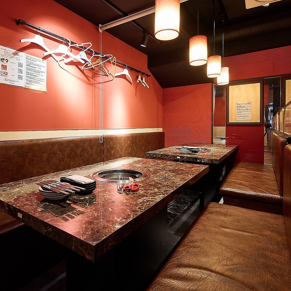 焼肉店とは思えない清潔感♪宴会に最適な最大10名様用の半個室もご用意しております。