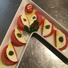 地元産トマトとモッツァレラチーズのカプレーゼ