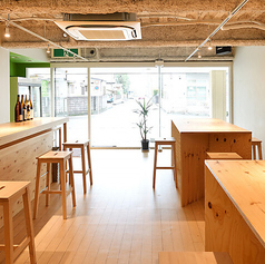 広々とした落ち着いた空間の店内には、カウンターとテーブル席をご用意。お一人様でもグループでも、ゆったりと過ごせるよう配慮しております。