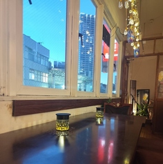 外の景色を見ながらお食事できるカウンターをお作りました。１～３名様でのご利用が可能です。また、こちらのお席は、少し照明を落としたお席となっております。